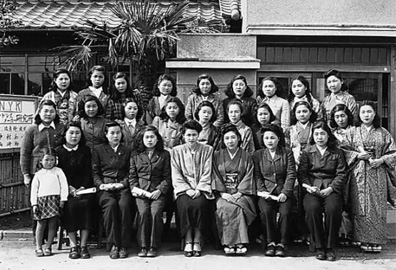 昭和22年、前理事長の中村あいが、戦後の日本人女性の自立と社会進出を念頭に「中村洋裁研究所」を設立。